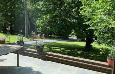 3 Bedroom Lodge Hotub pool in Horsley Surrey UK - Photo 59