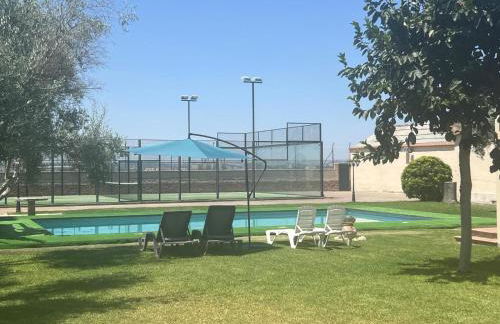 Precioso chalet con piscina y pista de padel - Photo 7