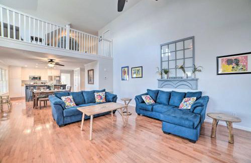 Country-Chic Home with Fire Pit, Steps to Lake! - Foto 4