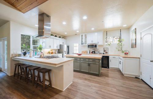 Lavender & Vine - Downtown Retreat with Hot Tub and Fire Pit! - Foto 19