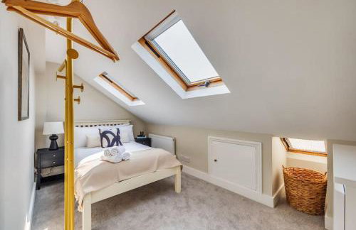 Beautiful 5 Bedroom 4 Bathroom House in W6 by Yoko Property - 10 minute's to Central London - Free Parking, Fast WiFi, Work Desks and SmartTVs with Disney and Netflix - Foto 21