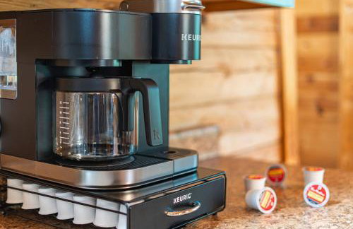 Log Cabin with Hot Tub, Game Room-10 min to NRG - Foto 15