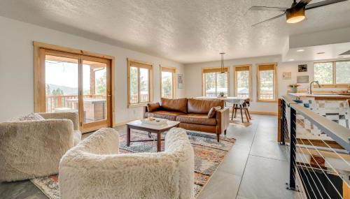 Mtn-View Getaway with Spacious Deck in Republic! - Foto 3