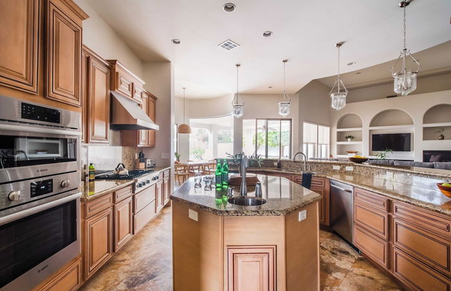 Sleeps 19, 7bdr Estate! Sports Court, Putting Green, Pool Farrier by Avantstay - Foto 21