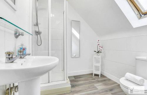 Modern 4-Bedroom Gem Family & Business Friendly - Foto 18