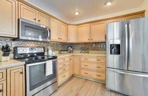 Porch and Views Waterfront Home on Houghton Lake! - Foto 7