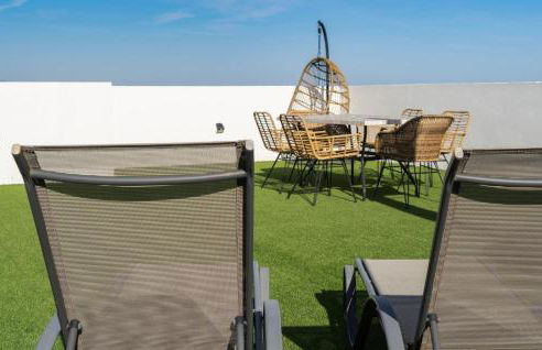 Serene hideaway, luxurious 2-bedroom penthouse apartment in the exclusive Paraíso Pueblo - Photo 32