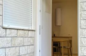 Omis apartment - near beach and town center, ground floor with small garden - Foto 32