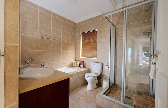 Charis to Theo - Relax in Style at This 3-bedroomed Langebaan Holiday House - Foto 11