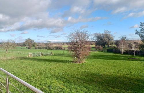 Countryside 2 Bed Bungalow with Stunning Views Free WiFi and Parking Ideal for Business and Leisure - Photo 15