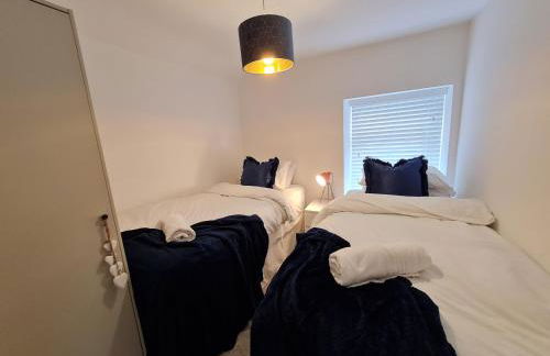 Perfect Location 3 Bed Serviced apartment with Bike Storage for BPW. Close to Brecon Beacons - Photo 8