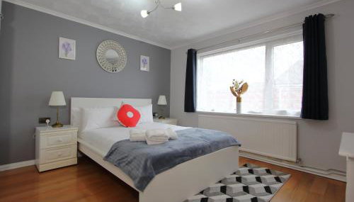 Cheerful 3 Bedroom 2 Bathroom Bungalow by CozyNest - Foto 2