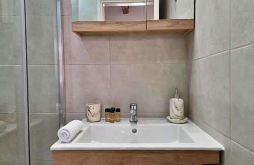 Alekos Cozy Stone 2BR Home Karya Center - Photo 11