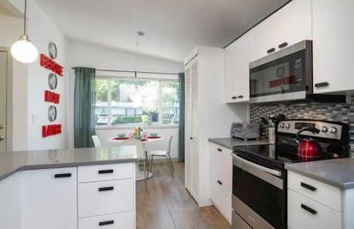 #StayinMyDistrict Modern Mid-Century Retreat - Foto 15