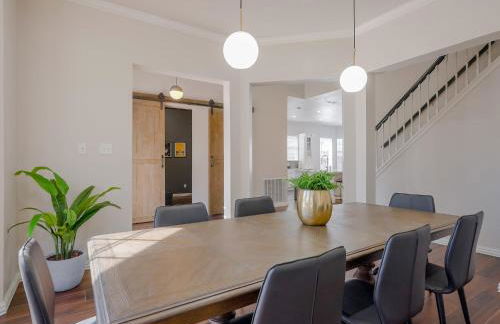 Glamorous Mansion w Private Pool and Cinema Room - Photo 18