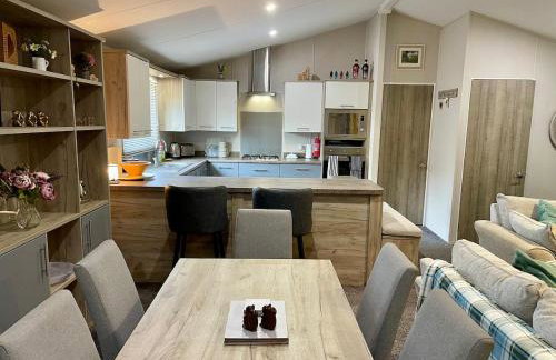 Elegant Lodge in Peaceful Holiday Resort - Photo 14