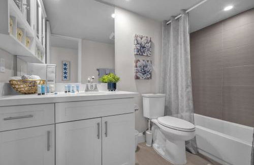 Luxury - 2BR 2BA - Balcony - Right Across From the Beach - Foto 22