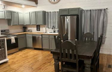 Ozark Escape - Hot Tub Mountain Views and Near Buffalo River - Photo 25