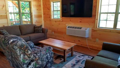 Rustic Family-Friendly Accommodation with Jacuzzi near Huntington, West Virginia - Photo 3