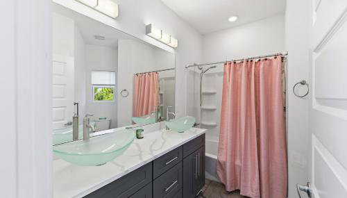 Modern Pine-Scented Retreat – 30 Mins to Beach! home - Foto 5