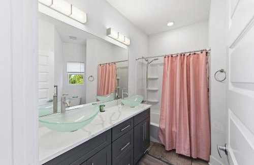 Modern Pine-Scented Retreat – 30 Mins to Beach! home - Foto 11