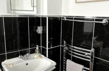 Contemporary 3-Bedroom Home with Stunning Views - Foto 53