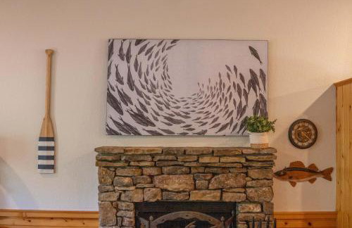 Riverfront Little Red Cabin, Hot Tub, World-class Trout Fishing, Views & Boat Access - Photo 12