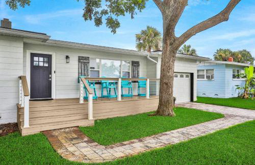 Beach house & backyard oasis with private pool - short walk to beach - Foto 1