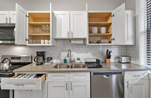 Modern & Spacious 3BR Apt with In-Unit Laundry - Bstone 2 - Photo 9