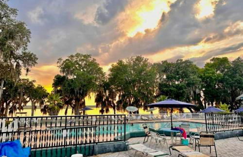 Wonderful Cottage Overlooking the Lake with Porch in Florida - Foto 15