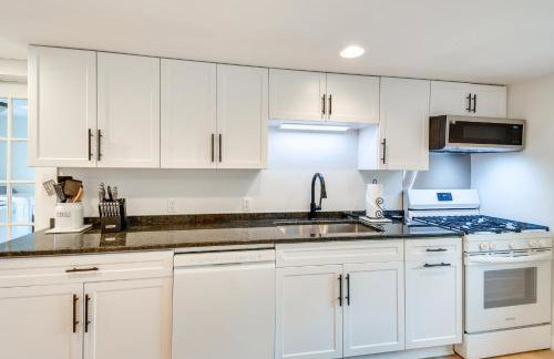 Walk to Beach! Sodus Point Escape with Private Yard - Foto 9