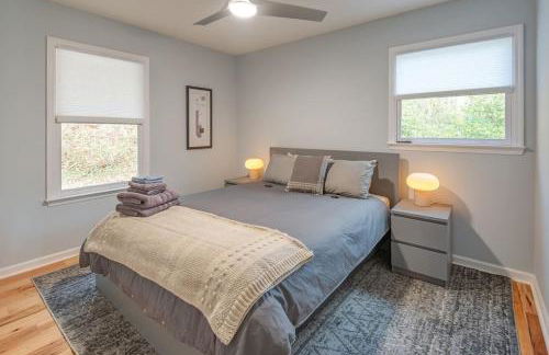 Majestic - Modern Cabin, Hot Tub, & Game Room! - Foto 12