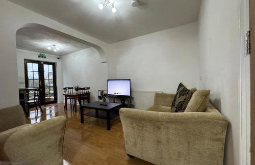 4 Beds House for Families & Contractors with Free Parking - Photo 13