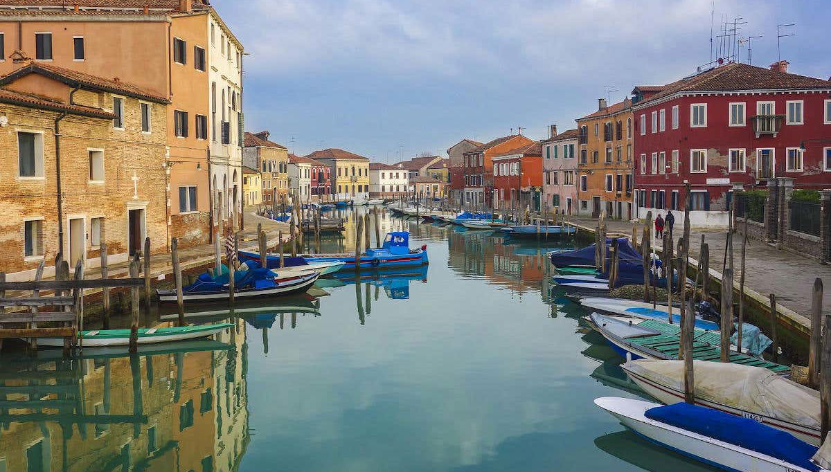 Walk along the cancal streets in Murano