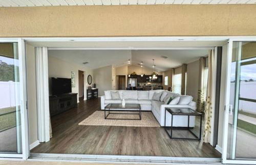 Cozy Oasis in Prime Location with Sunset Lake View, Golf Cart and Bathtub - Foto 2