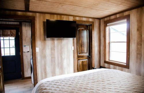 Rustic Chic Alabama Cabin w Loft Fire Pit Pet Friendly Fenced Yard Lake Guntersville - Lucky Lodge - Foto 17