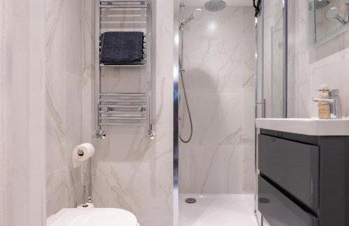 Stylish 2BR Apartment With Balcony Next To Station - Foto 13