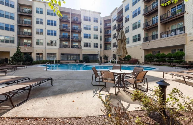 Stylish 1 BR Apartment w Movie Theater - Photo 7