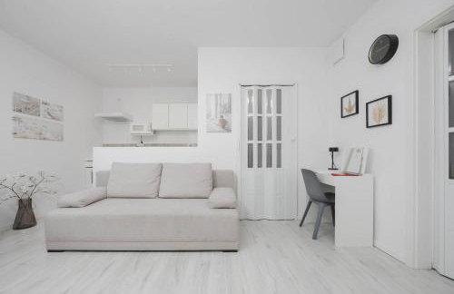 Jasny Apartament z Tarasem i Parkingiem by Noclegi Renters - Foto 11