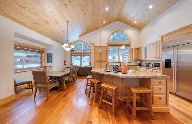 5 Mins to Ski Resort Ping Pong, Pool Table, Deck Donner Ridge by Avantstay - Foto 10