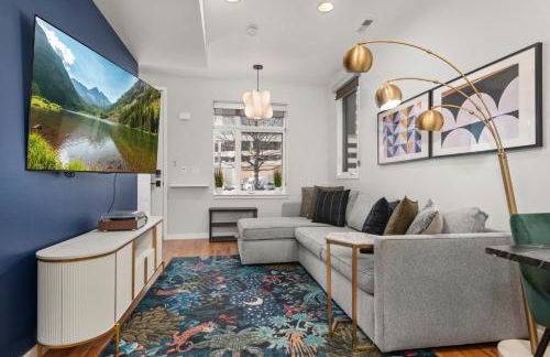 Walkable Rooftop Retreat 2BR, Workspace & BBQ - Foto 6