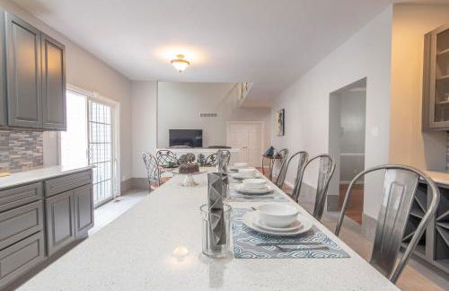 Luxury Villa with Hot Tub, Two Fire Pits, King Bed Suite, Game Room & Fenced Yard - Foto 19