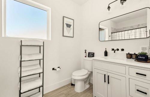 Designer Home with Hot Tub BBQ & Hill Views - Foto 38