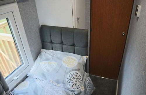 HEDDFAN, Luxury 3 bedroom timber lodge, Now with WiFi, Caer Beris Holiday Park, Builth Wells, SORRY NO TRADESMEN OR CONTRACTORS ALLOWED - Foto 19