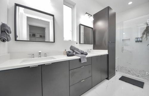 Stylish & Spacious 3BR Gem With Hot tub Near Downtown - Foto 27