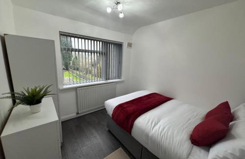 4 Beds House for Families & Contractors with Free Parking - Photo 20