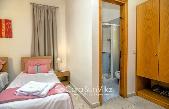 Large Pool & Garden, Billiard, Peaceful Area, Near to the Sea, Coral Bay Paphos - Foto 12