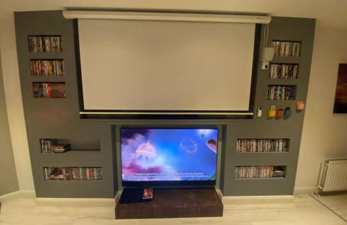 Sleeps 18 Double Decker Bus Hot Tub Sauna Cinema Pets - Foto 11