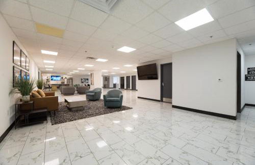 Snappy loft style 2BR I Gym I Parking I Workspace - Photo 22