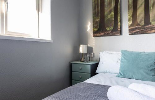 Clicketts - 3-Bedroom, Full Entire House, Sleeps 6 guests, Free wifi, Street Parking, Smart TV, Basildon, Essex London - Foto 33